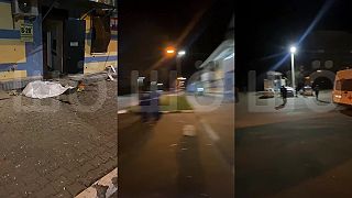 Sanitky a mŕtve telo na mieste dopadu jedného z ukrajinských granátov v Šebekine