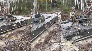 Ukrajinské BMP-3 uviaznuté v lesnom bahne.
