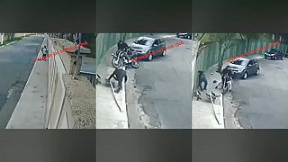 Instantná karma pre zlodejov na motorke (Drsné zábery)