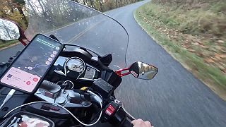 Motorkár sa takmer v 90 km/h zarazil s jeleňom, celé to natočil na GoPro