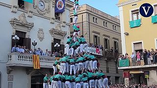 Skupina akrobatov stavia 9-poschodovú ľudskú pyramídu (Barcelona)