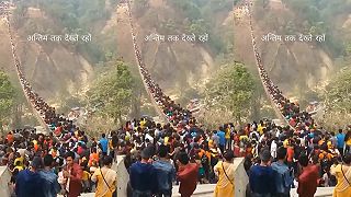Najdlhší visutý most v Nepále musí zniesť poriadnu aj záťaž
