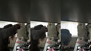 Ludia z ukrajiny Odesa, Kyjev ukazuju videa ako sa zije pod bombardovanim.

