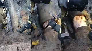 Hasiči zachraňujú chlapa uviaznutého v rúre