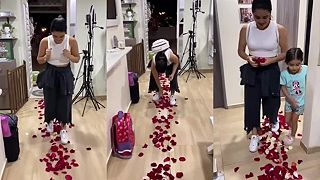 Pre ženu pripravil romantické prekvapenie (ruže na zemi)