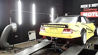 Meranie výkonu upraveného auta na driftovanie na dynamometri