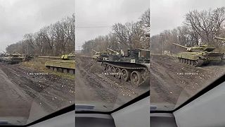 Opustený konvoj ukrajinských tankov pri Chersone.