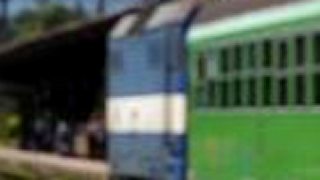Protoyp 362.001 - 0 vchádza s osobným vlakom do Trenčína