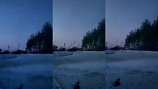 Blesky, záblesky z výbuchov z ostreľovania. Zaujímavý svetelný efekt