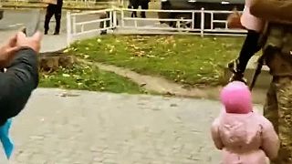 Dve dievčatká sa fotka s vojakom