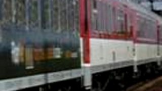 Vlak intercity prechádza stanicou Melčice
