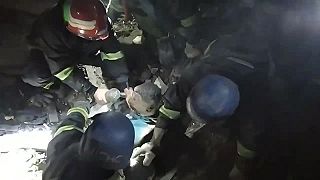 Vyhrabávanie ľudí z pod sutín po bombardovaní