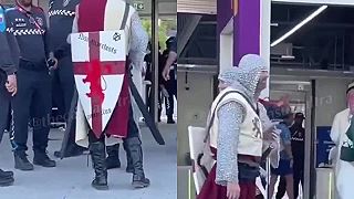 Anglickí fanúšikovia boli oblečení ako kresťanskí križiaci a boli zadržaní