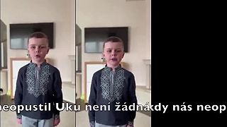 Ukrajinský chlapec recituje tématickú báseň