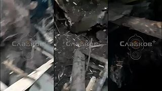 Ruský vojak počíta mŕtvych ukrajinských vojakov