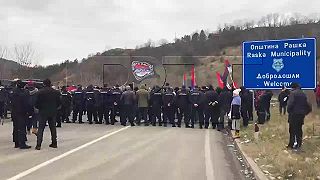 Srbi prelomili prvú líniu policajnej obrany na kontrolnom stanovišti Jarine.