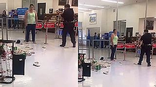 Žena v americkom Walmarte si nechcela ľahnúť na zem, policajt použil TASER!