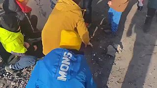 Deti zbierajú fragmenty iránskych dronov