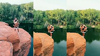 Salto do zadu zo skaly