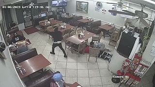 S atrapou pištole prepadol reštauráciu, zákazník spravil z neho rešeto (USA)
