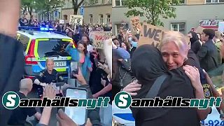 Švédska policajtka si kľakla na demonštrácii BLM