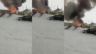 Mobíci si podpálili vlastné ubytovanie