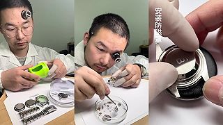 Šikovný hodinár opravuje hodinky ROLEX MILGAUSS, ktoré mali prasknuté sklo