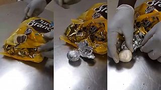Na letisku v Brazílii zadržali muža s čokoládovými guľkami „Ouro branco“