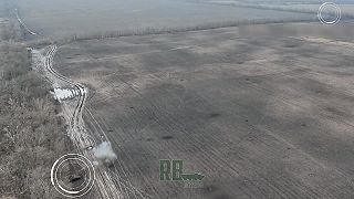 Ruskí tankisti ničia ukrajinských vojakov pri Svatove