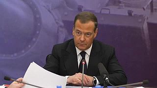 ?? Dmitrij Medvedev navštívil závod dopravného strojárstva Omsk.