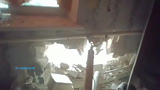 Ukrajinský vojak ukazuje následky ruského bombardovania v Bachmute