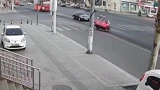V plnej rýchlosti nezvládol zákrutu a prevrátil auto( Drsné zábery)