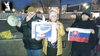 Komédia s megafónmi na pochode za mier v Michalovciach (6.2.2023)
