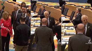 Nakoniec mu ruku podal,ale obo zo slušnosti, nieje dôvod ho obskakovať