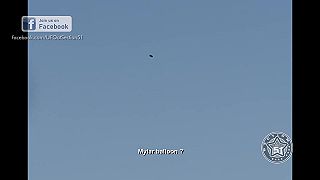 Podivné UFO lietajúce nad jazerom Michigan, USA, február 2023