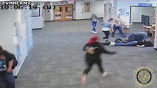 Afroamerický študent napadne učitelku (USA)