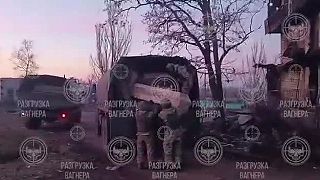 Wagnerovci vezú Ukrajincom zabitých ukrajinských vojakov