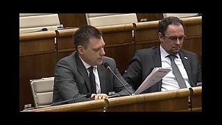 Vláda spravila 8 miliardový deficit