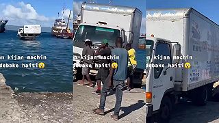 Haiťania prepravujú nákladiak na „plťke“