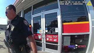 Policajt zastrelil ozbrojeného tínedžera pred obchodom v Gulfporte (USA)