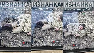 Ukrajinský vojak ukazuje ruskému dronu, že je zranený