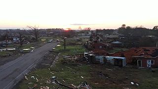 Prelet dronom ponad zničené mesto v USA (štát Georgia)