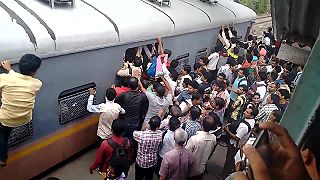 Také normálne indické nastupovanie do vlaku