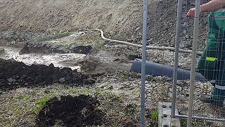 Čistenie odtokového potrubia, ktoré bolo plné bahna