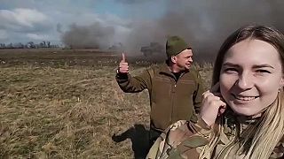 Slečna posiela okupantom salvu pozdravov