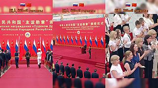 Cisár dáva vyznamenanie cárovi