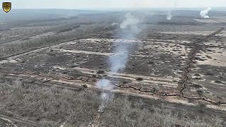 Ukrajinský tank nerušene búši do pozícií okupantov