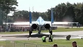 Pilot SU-27 trošku pridal „plyn“