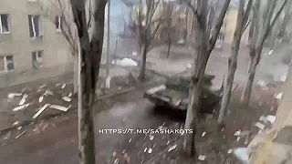 Vagnerovská T-90ka v bachmutských uliciach