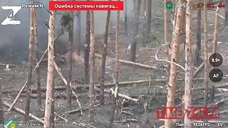 Ukrajinský vojak odháňa handrou ruský dron